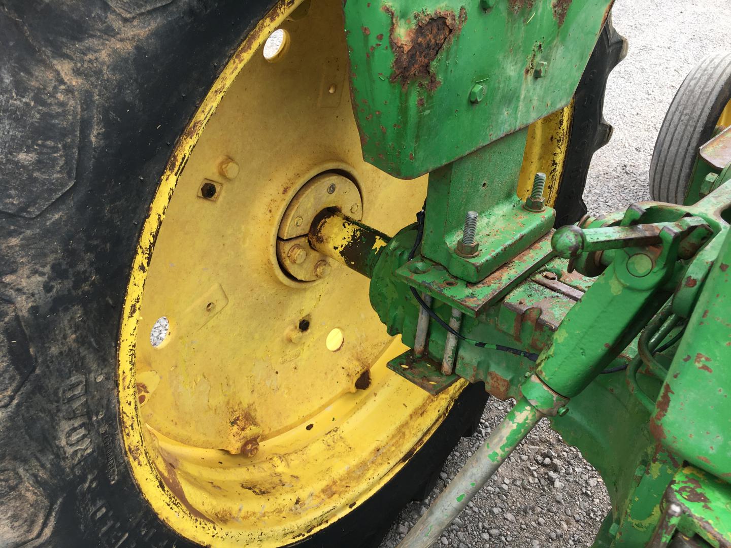 ./imagenes/INVOICE/2019/12103/TRACTOR JOHN DEERE 3010  (12).JPG